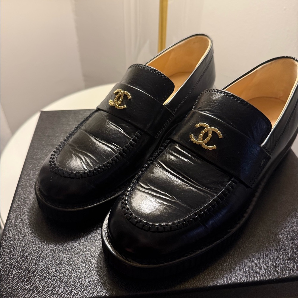 Chanel cruise 2024/2025 Shiny Crumpled Calfskin Black Moccasins - Picture 3 of 16